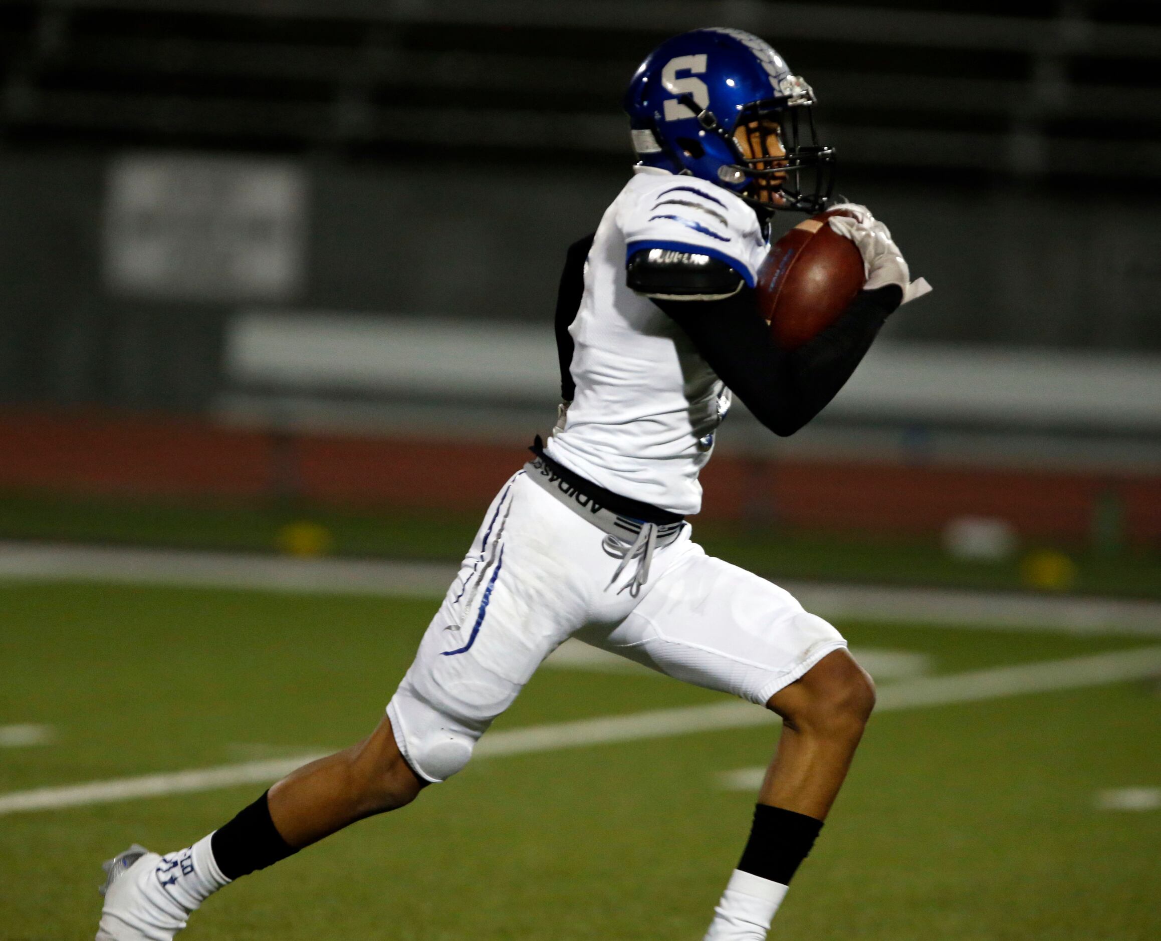 Seagoville’s Davonte Oliver (7) rushes for a touchdown during the first half of high school...
