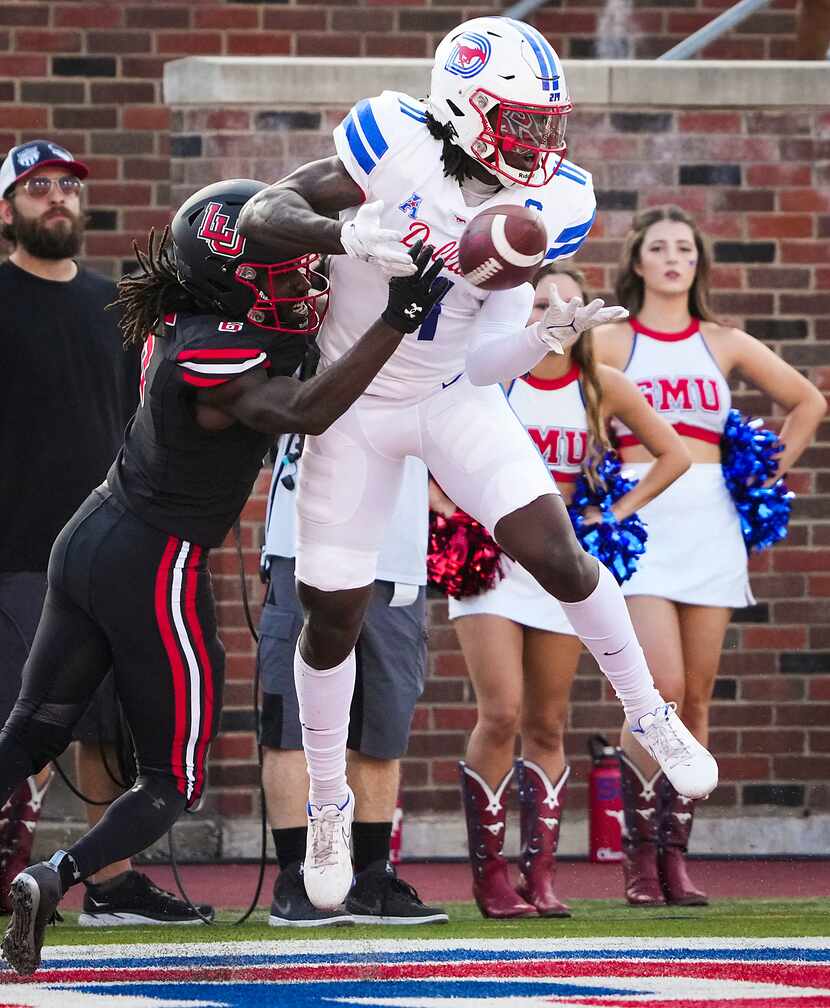 SMU wide receiver Rashee Rice (11) catches an 8-yard touchdown pass from Tanner Mordecai as...