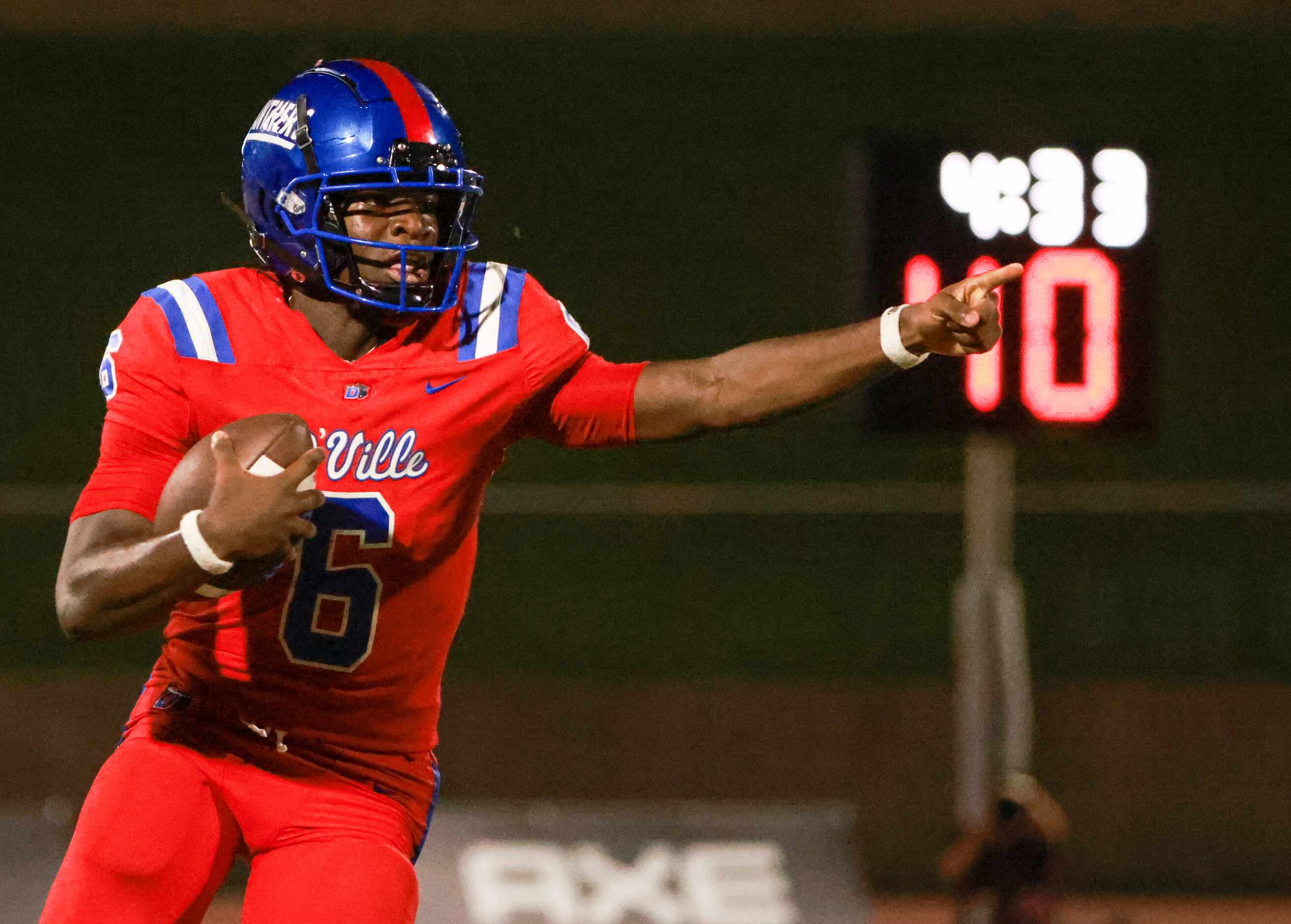 Duncanville High School Da'Myrion Coleman (6) runs the ball up the field in the fourth...