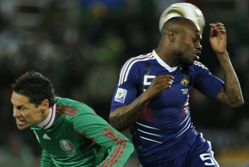 ORG XMIT: 98718633 France's defender William Gallas (R) vies with Mexico's striker Guillermo...