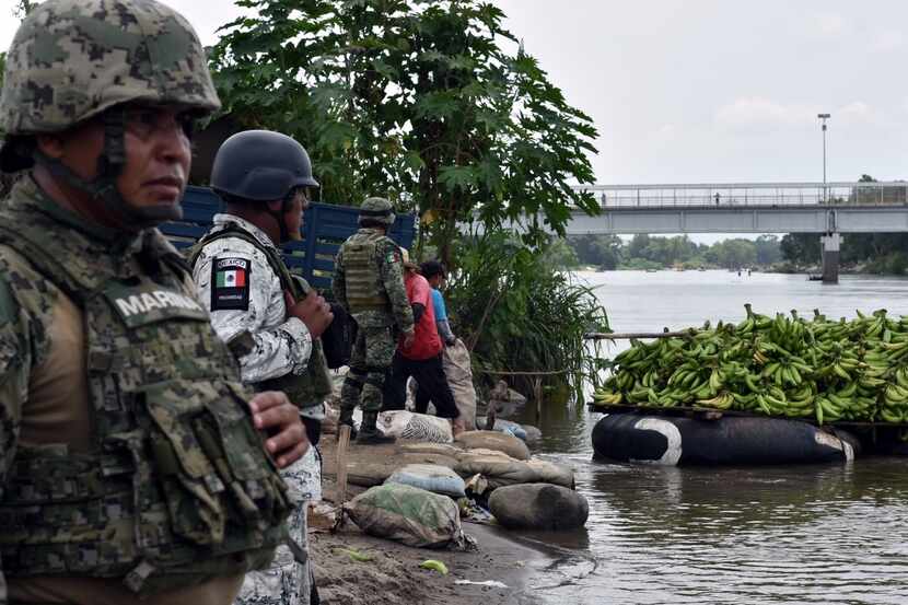 Agentes de la Guardia Nacional vigilan el lado mexicano del Río Suchiate en la frontera con...