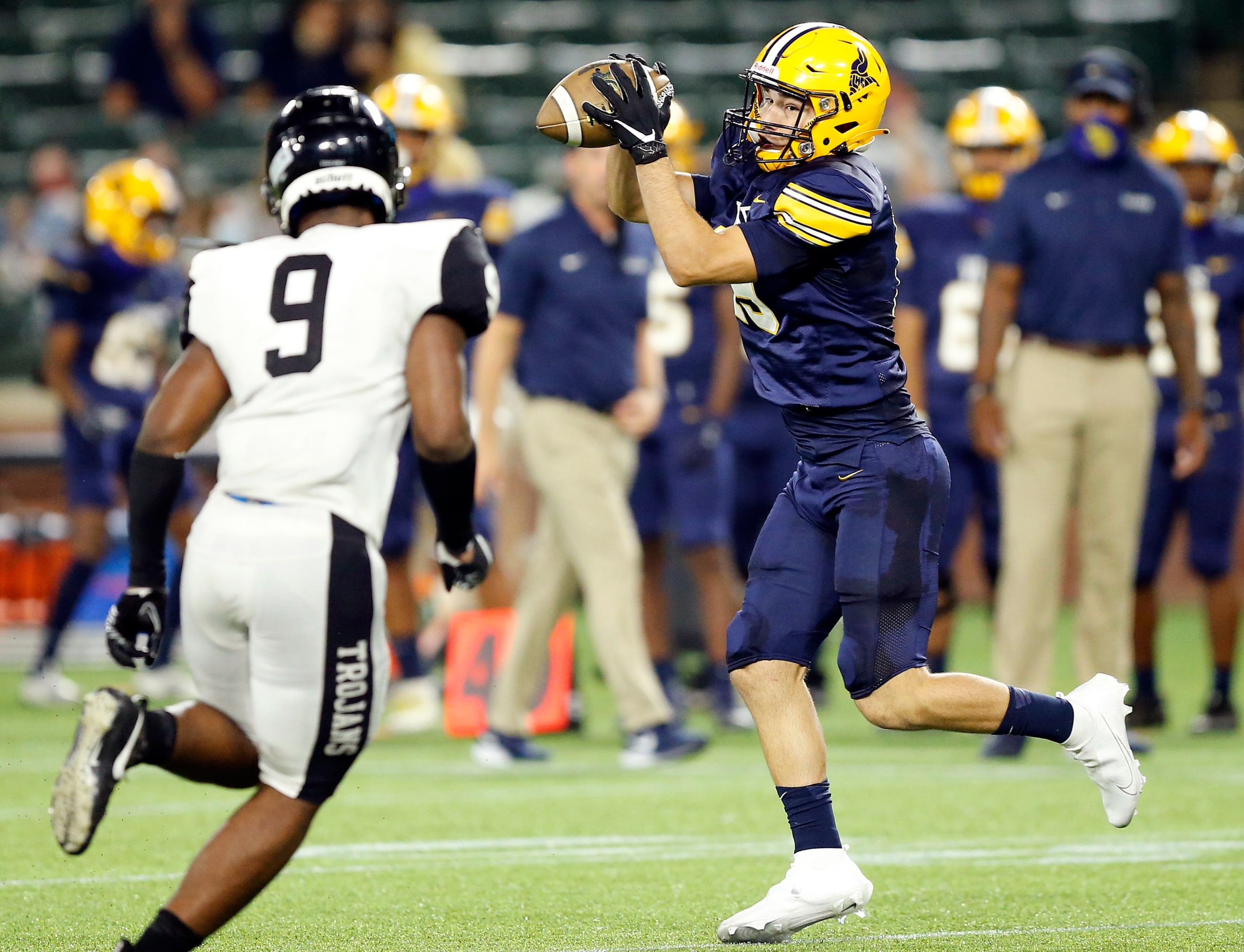 Arlington Lamar wide receiver Jaden Morris (19) catches a first quarter pass in front of...