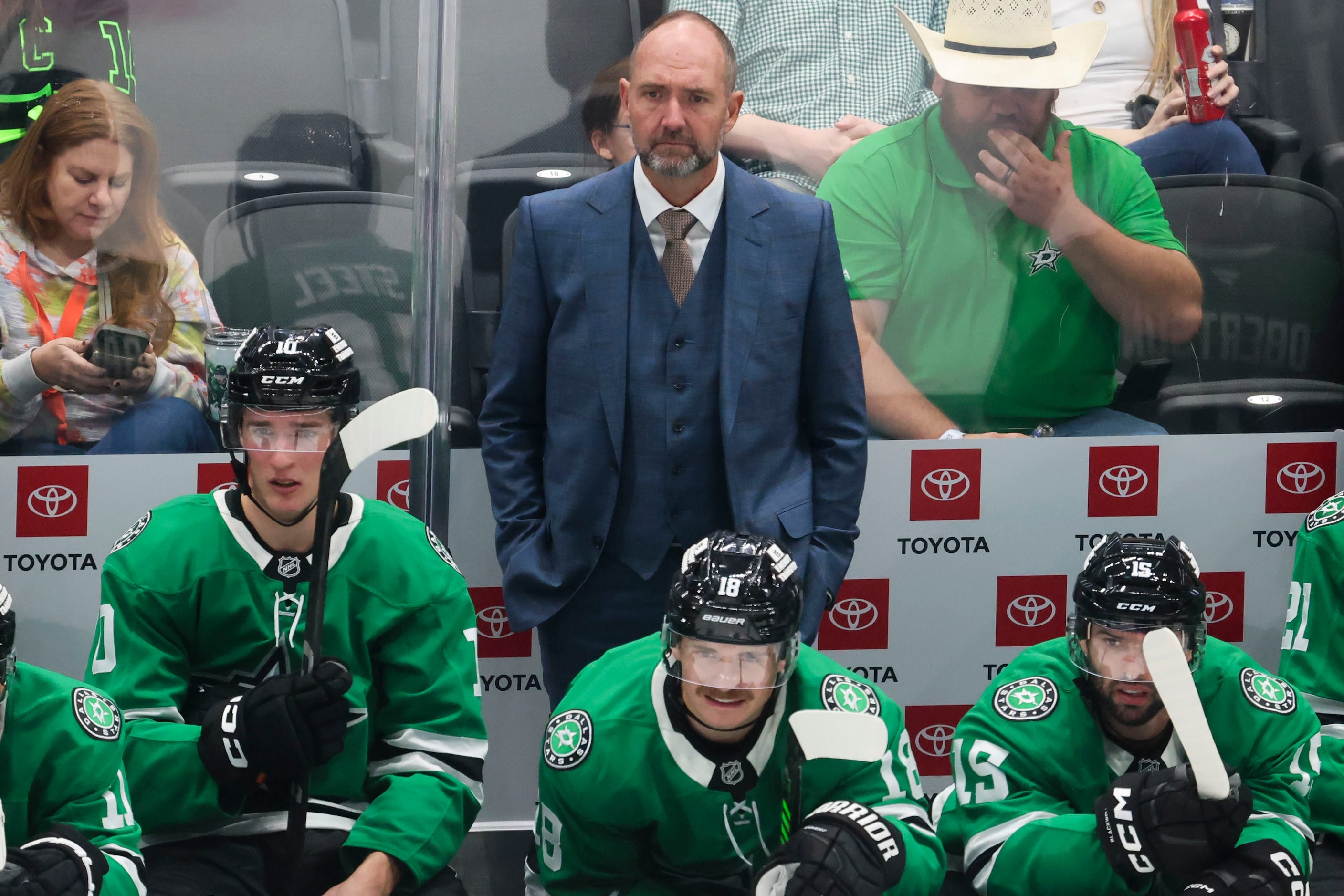 Dallas Stars head coach Peter DeBoer watches during the third period of NHL hockey game...