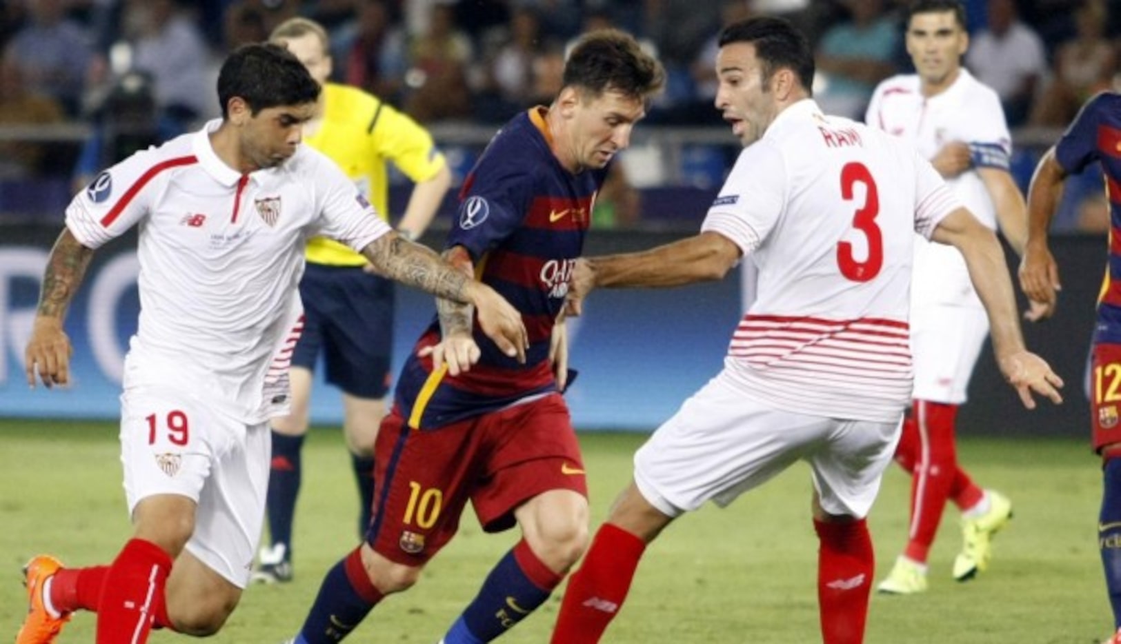 Lionel Messi (centro) y el Barcelona vencieron al Sevilla el martes en el Boris Paichadze...