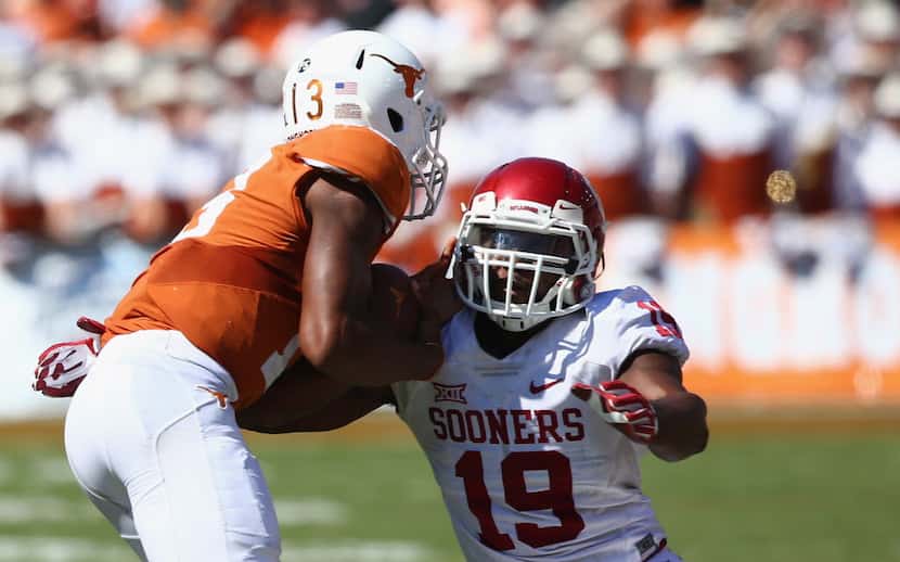 DALLAS, TX - OCTOBER 10:  Eric Striker #19 of the Oklahoma Sooners makes the tackle against...
