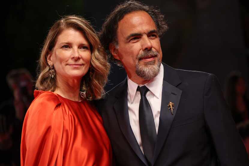 El director mexicano Alejandro González Iñárritu y Maíia Eladia Hagerman posan a su llegada...