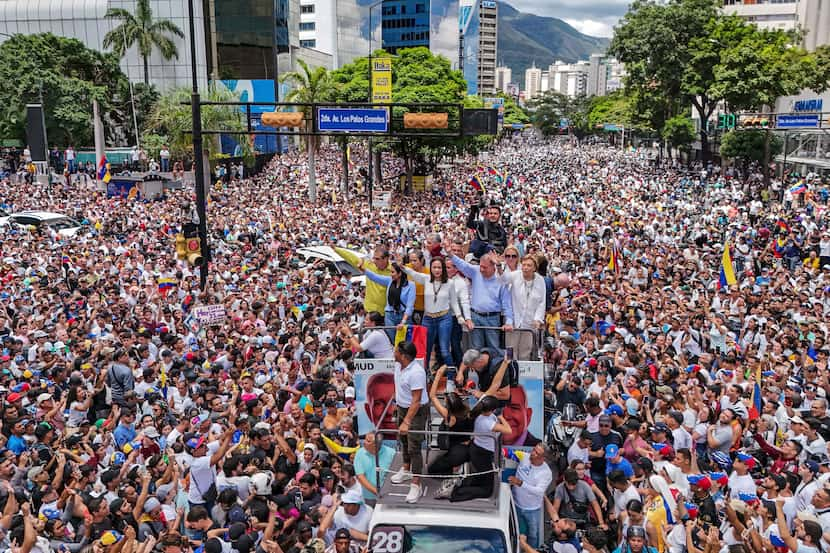 La líder opositora María Corina Machado y el candidato opositor Edmundo González viajan...