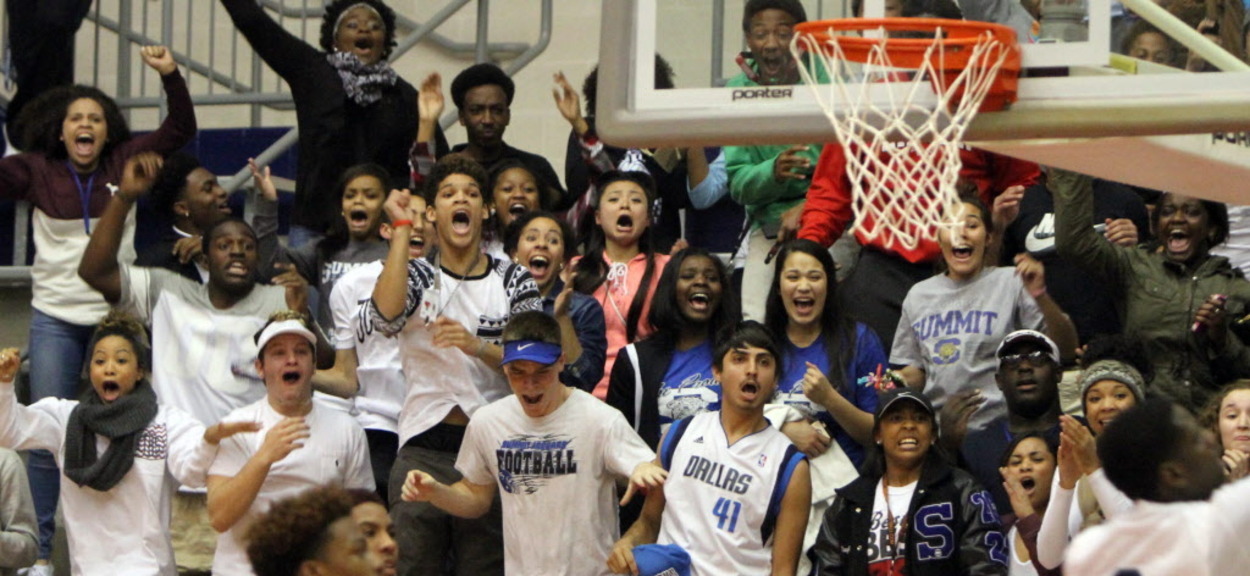 A large crowd of Mansfield Summit fans react as a last second free throw attempt by Dallas...