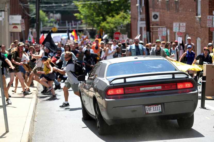 Un vehículo embistió a un grupo de manifestantes en Charlosttesville, Virginia./AP 
