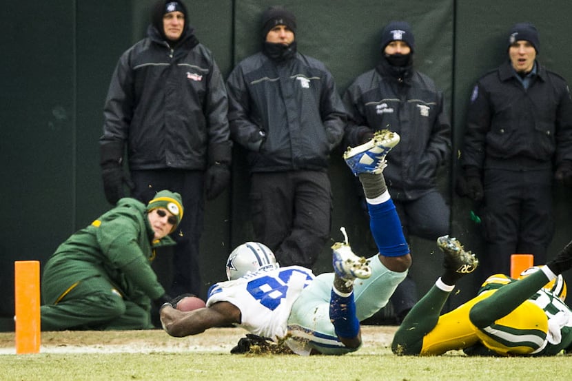 Dallas Cowboys wide receiver Dez Bryant (88) comes down with a pass as Green Bay Packers...