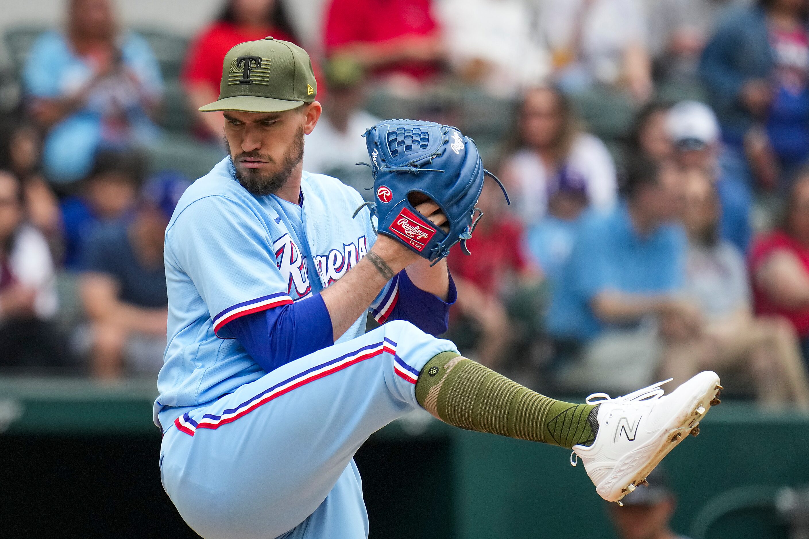 Texas Rangers starting pitcher Andrew Heaney delivers during the third inning against the...