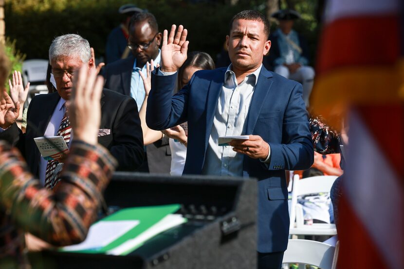 Joel Vindel, de 34 años, levanta la mano derecha mientras recita el Juramento de Lealtad...