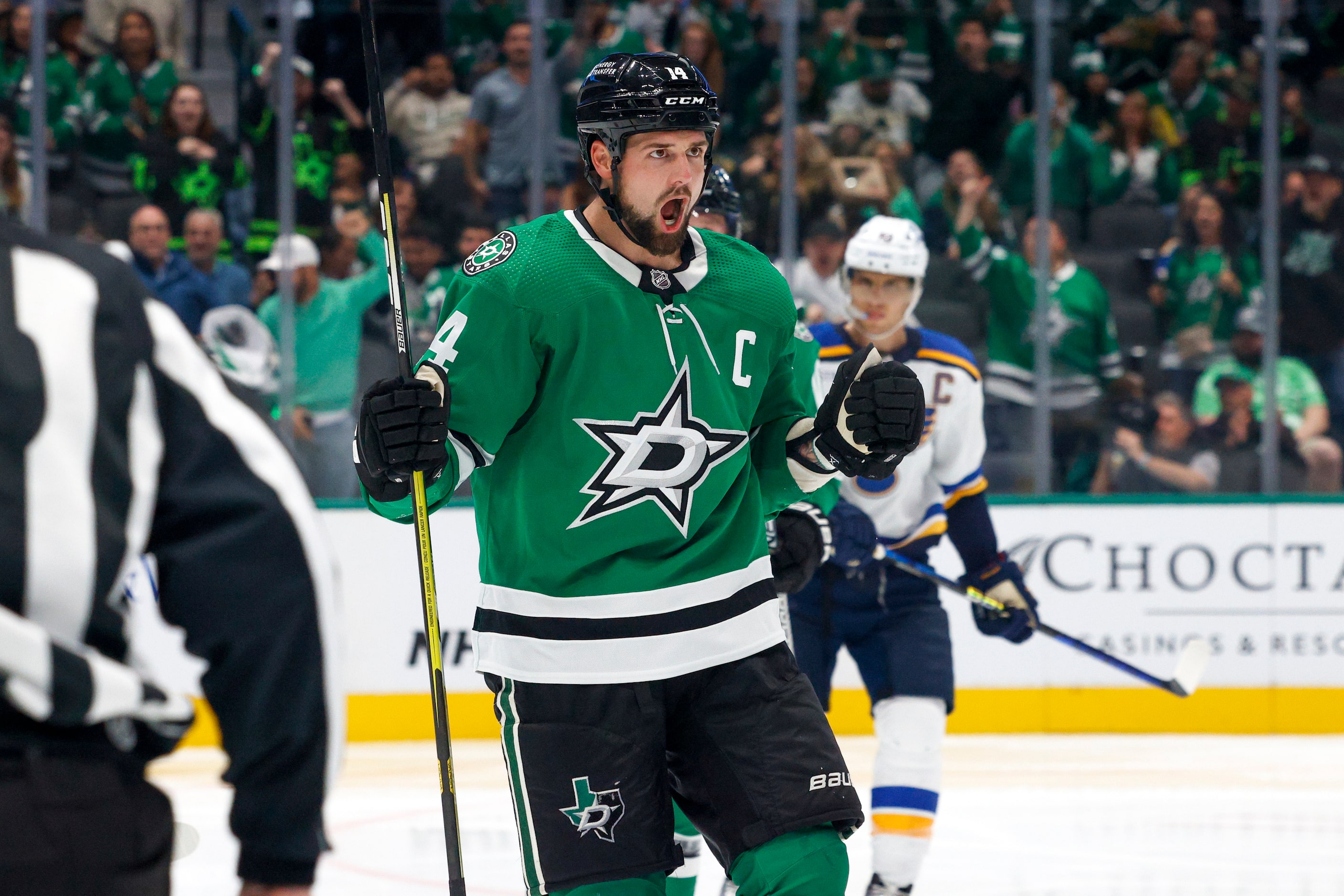 Dallas Stars left wing Jamie Benn (14) celebrates after scoring a goal during the second...