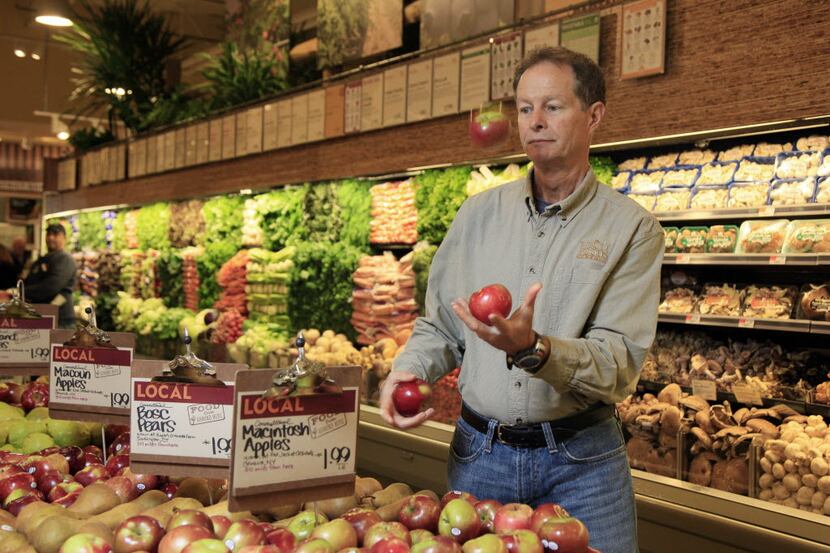 ORG XMIT: NYRD201 In this Nov. 18, 2009 photo, Whole Foods CEO John Mackey juggles apples as...