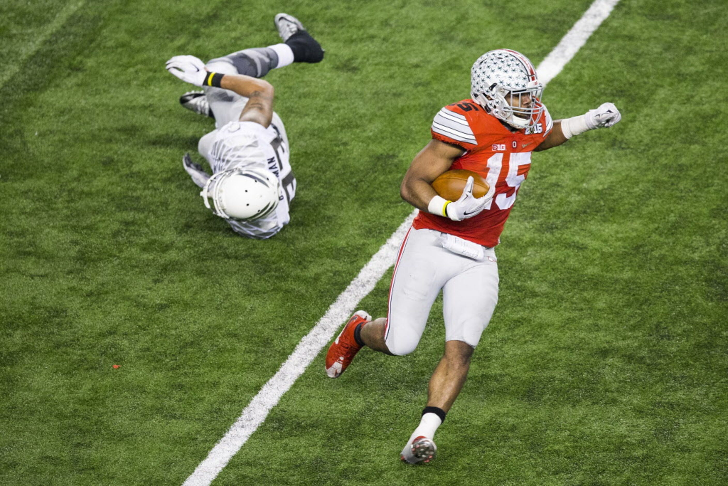 Ohio State Buckeyes running back Ezekiel Elliott (15) gets past Oregon Ducks linebacker...