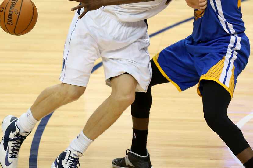 Golden State Warriors forward Draymond Green (23) pressures Dallas Mavericks forward Dirk...