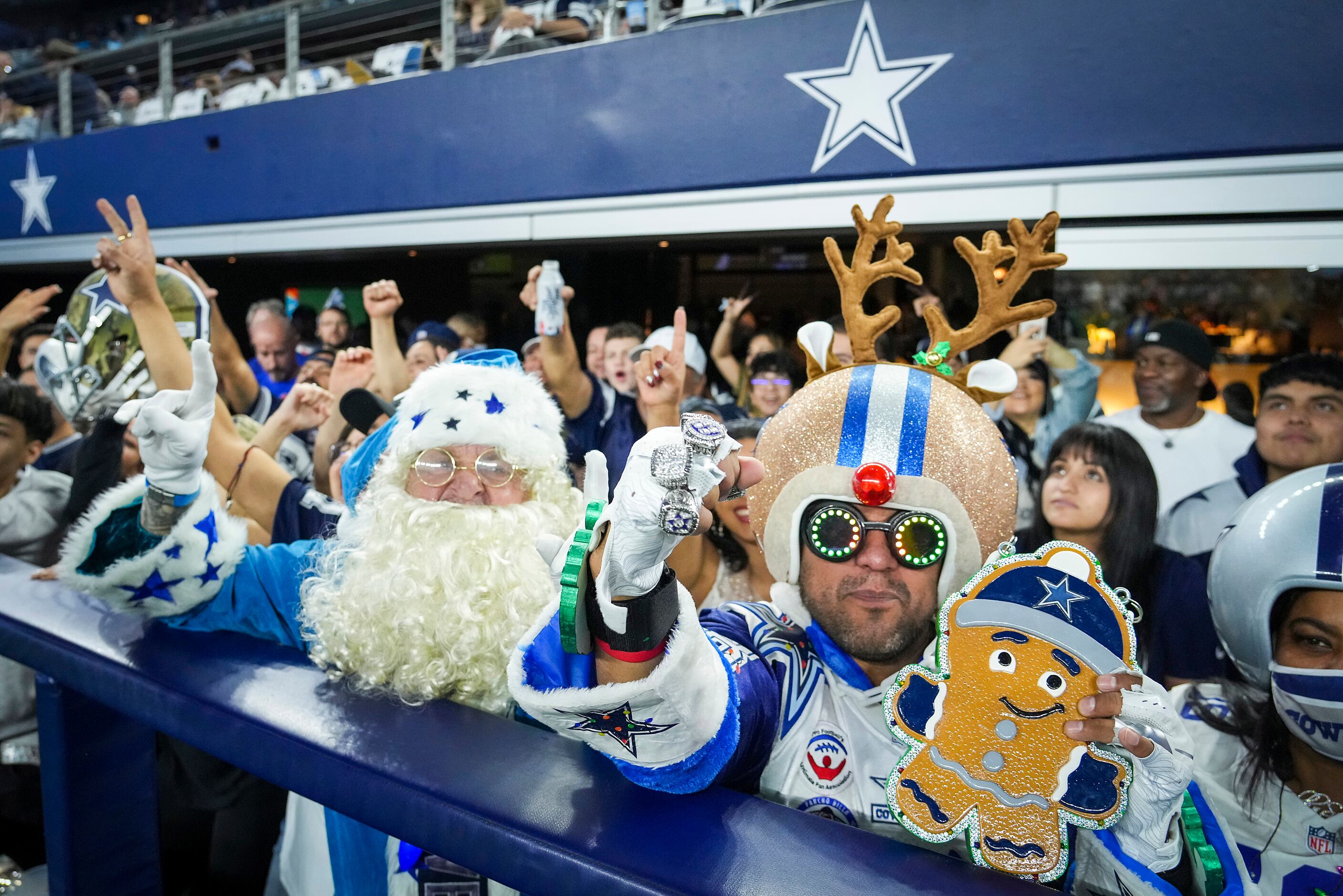 Photos: Tip toeing! Cowboys DE Demarcus Lawrence stays in bounds while  returning an interception for a touchdown