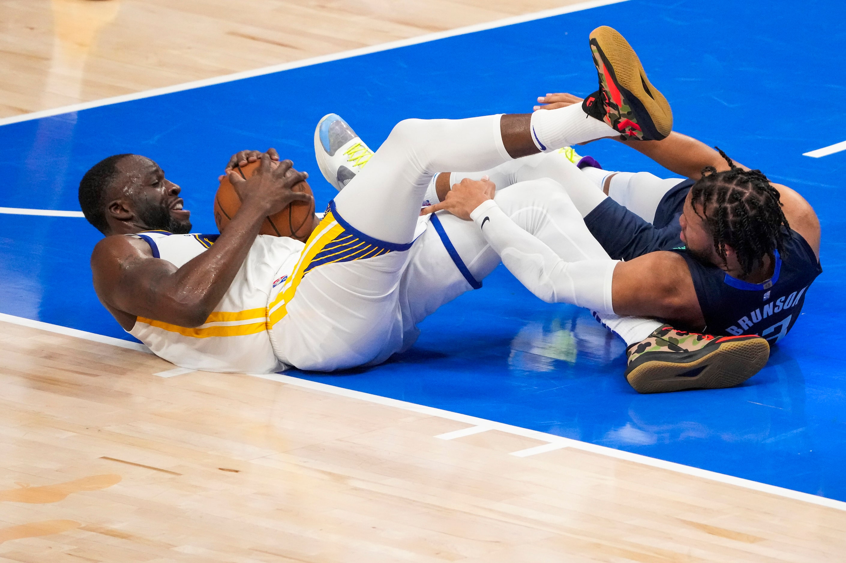 Golden State Warriors forward Draymond Green (23) wrestles a loose ball away from Dallas...