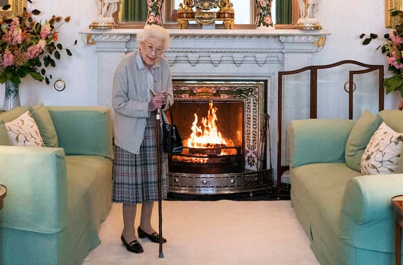 La reina Isabel II de Gran Bretaña espera en el Drawing Room antes de recibir a Liz Truss...