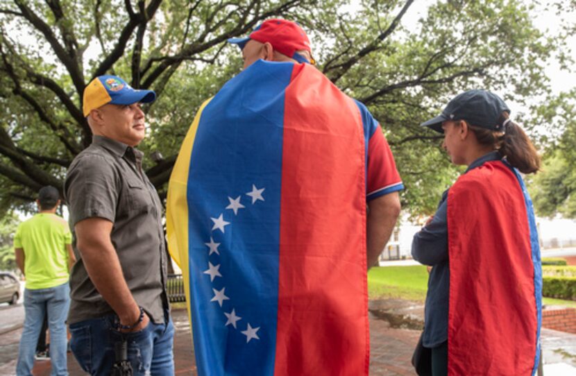 Luis Castro (izq.) platica con Honorio J. Zabala y su esposa Jennifer durante la protesta en...