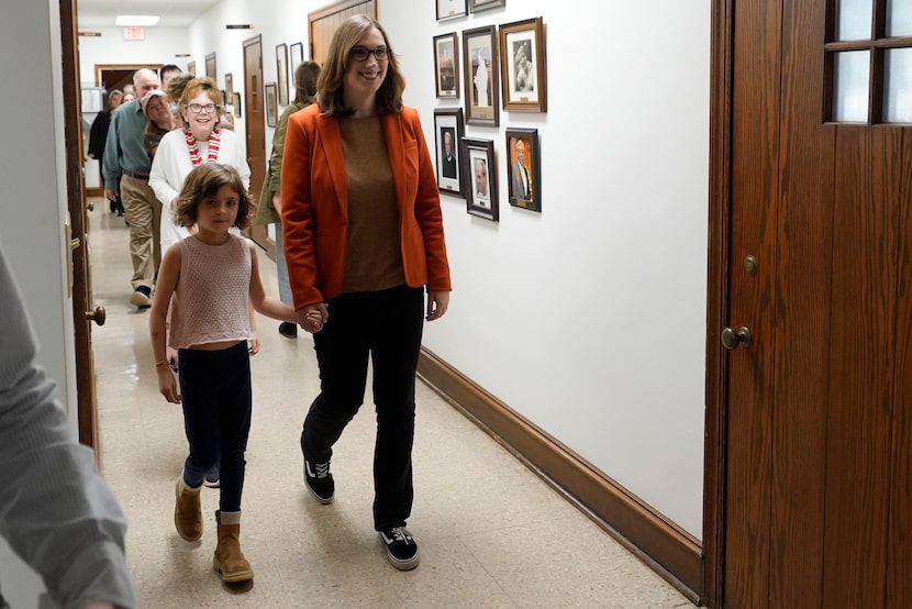 Sarah McBride, senadora electa demócrata por el distrito electoral de Delaware, llega a...