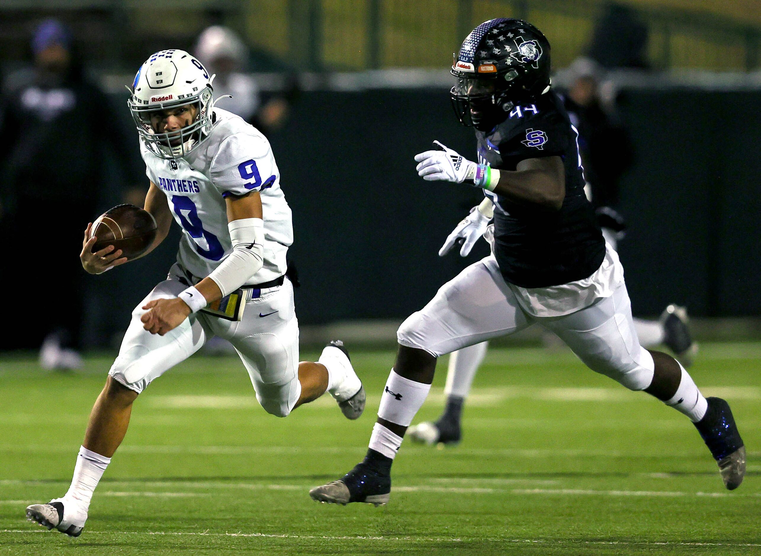 Midlothian quarterback Chad Ragle (9) tries to avoid Mansfield Summit defensive lineman...