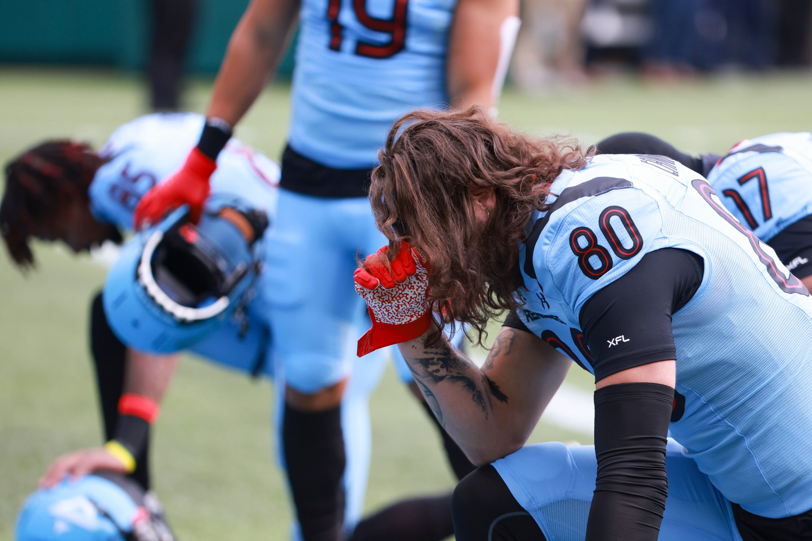 Arlington Renegades tight end Sal Cannella (80) takes a knee on the field before an XFL...