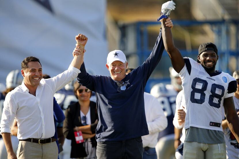 Dallas Cowboys owner Jerry Jones (center) raises  the hands of former boxer 'Golden Boy'...