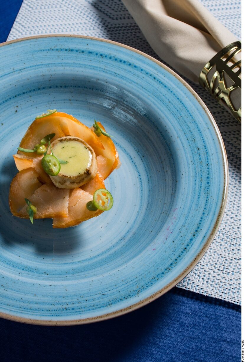 Las tapas de salmón, alcachofa y alioli de eneldo se pueden lograr al limpiar las alcachofas...