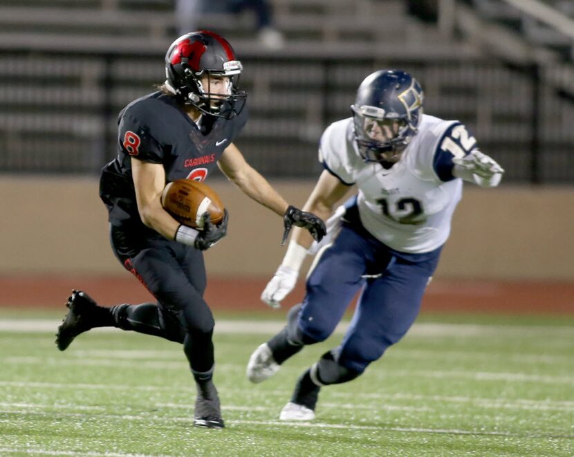 Irving MacArthur’s Ryen Sanchez (8) runs for a touchdown against Jesuit’s John Michael...