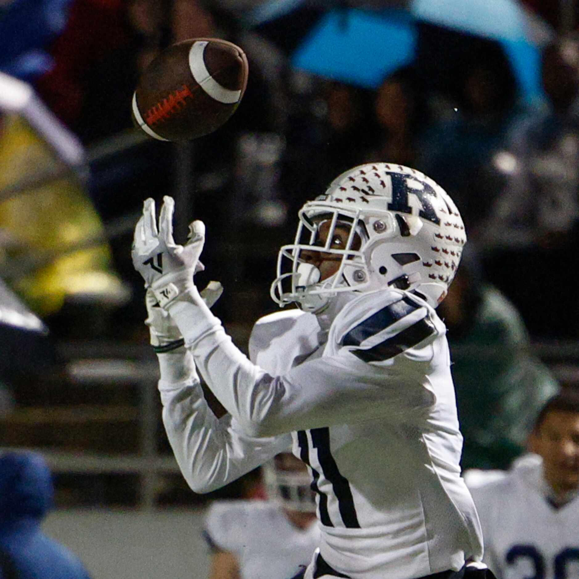 Richland wide receiver Jadon Hicks (11) fails to haul in a pass during the second half of a...
