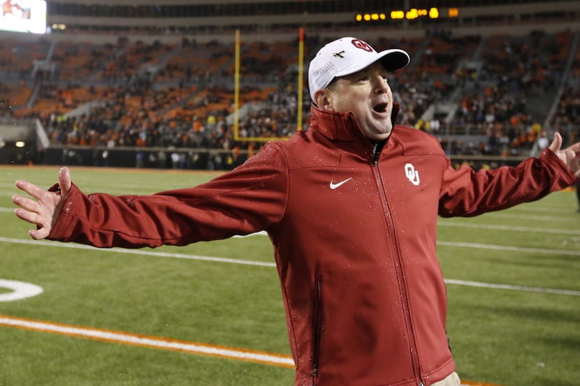 Oklahoma head coach Bob Stoops gestures to his team near the end of an NCAA college football...