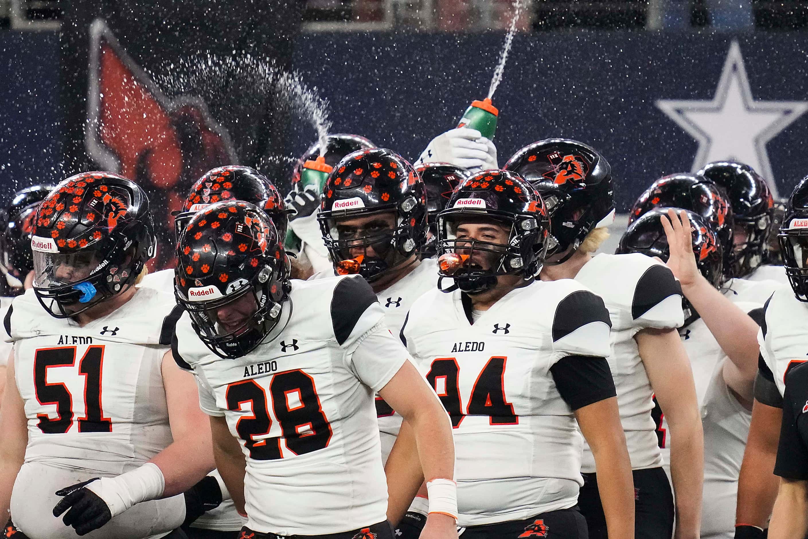 Aledo players celebrate as time expires on a victory over Comal Smithson Valley in the Class...