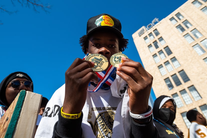 Quarterback Kevin Henry-Jennings and other members of the South Oak Cliff High School...