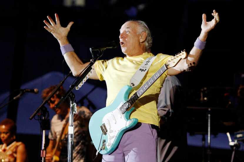 Jimmy Buffett speaks to his Parrotheads between songs at Toyota Stadium, on Saturday, May...