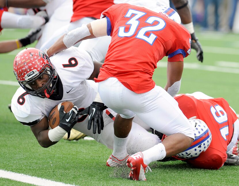 Cedar Hill's fb Larry Hill (6) scores a touchdown past Waco Midway's Rkeem Dory (32) and...