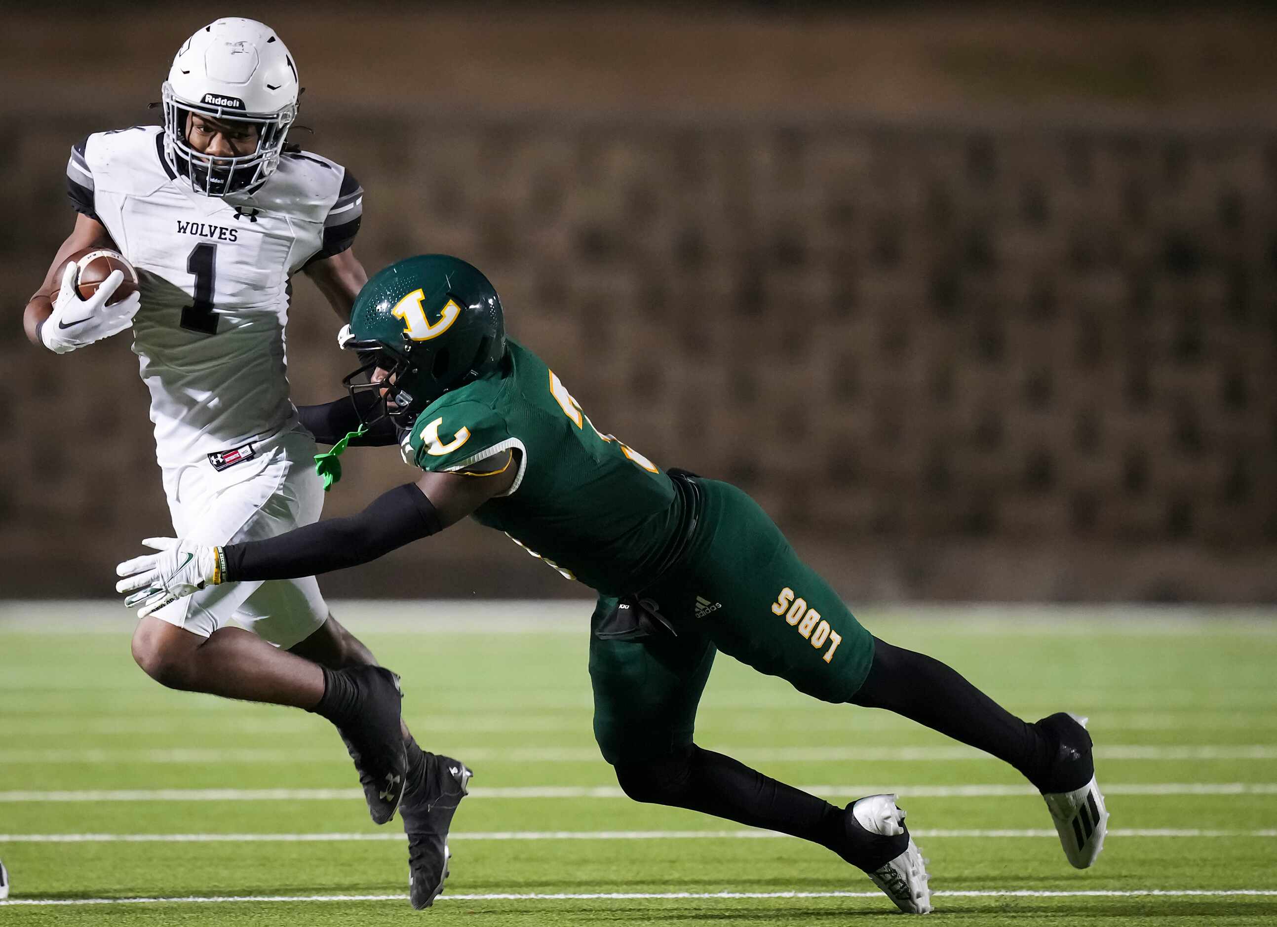 Mansfield Timberview running back Jarvis Reed (1) tries to get past Longview defensive back...