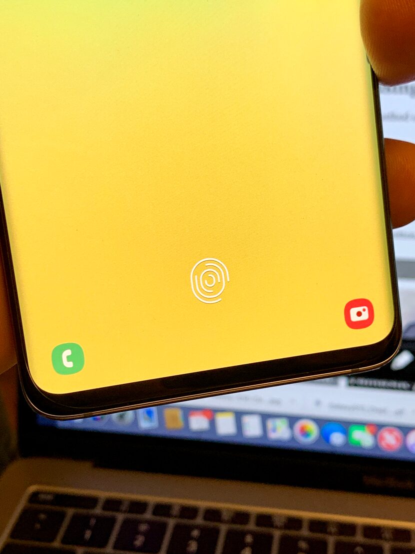 When it's time to unlock the S10 with a fingerprint, you'll get a target to show you where...