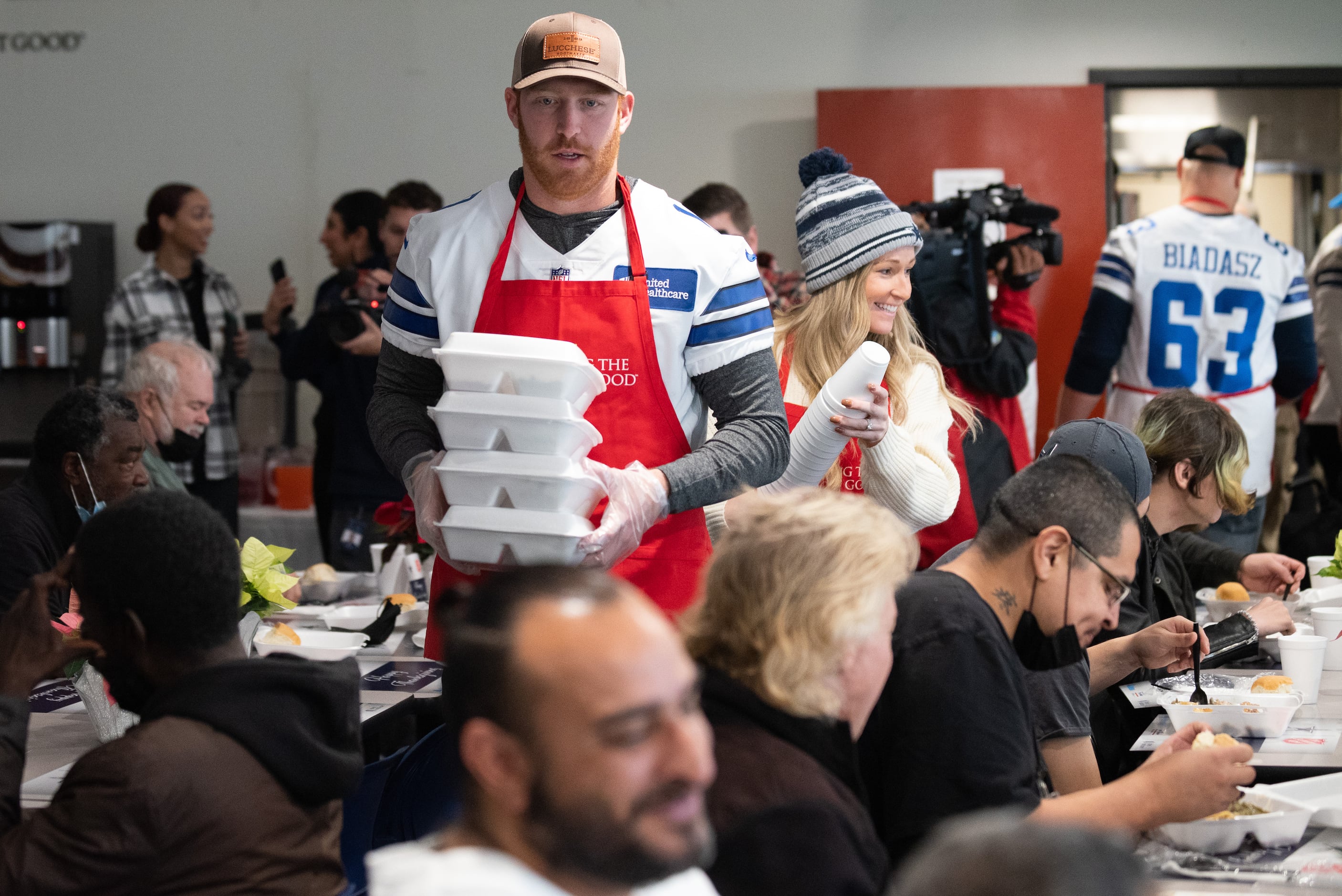 Photos: Dallas Cowboys lend a helping hand by serving Thanksgiving meals at  Salvation Army centers