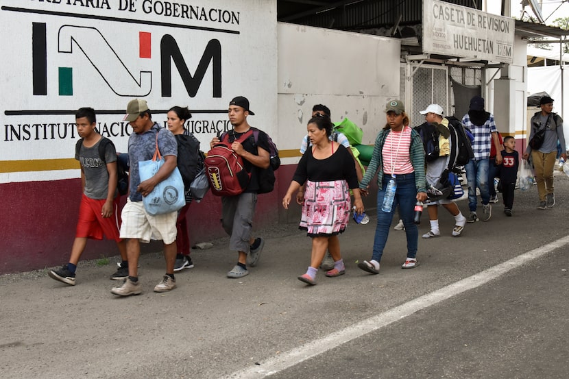 Migrantes marchan hacia Huehuetán, en el estado de Chiapas, México, el lunes 24 de abril de...