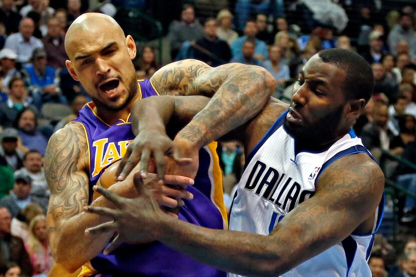 Los Angeles Lakers center Robert Sacre (50) and Dallas Mavericks center DeJuan Blair battle...