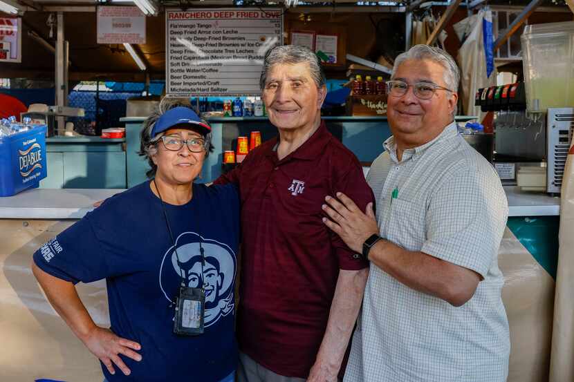 Denise Garza de la Cruz (izq.) junto a su padre Trini Garza (centro) y con su hermano mayor...