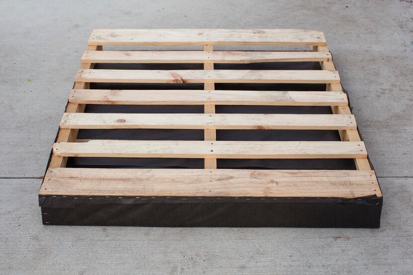 Flip the pallet over so that the fabric side is on the ground.