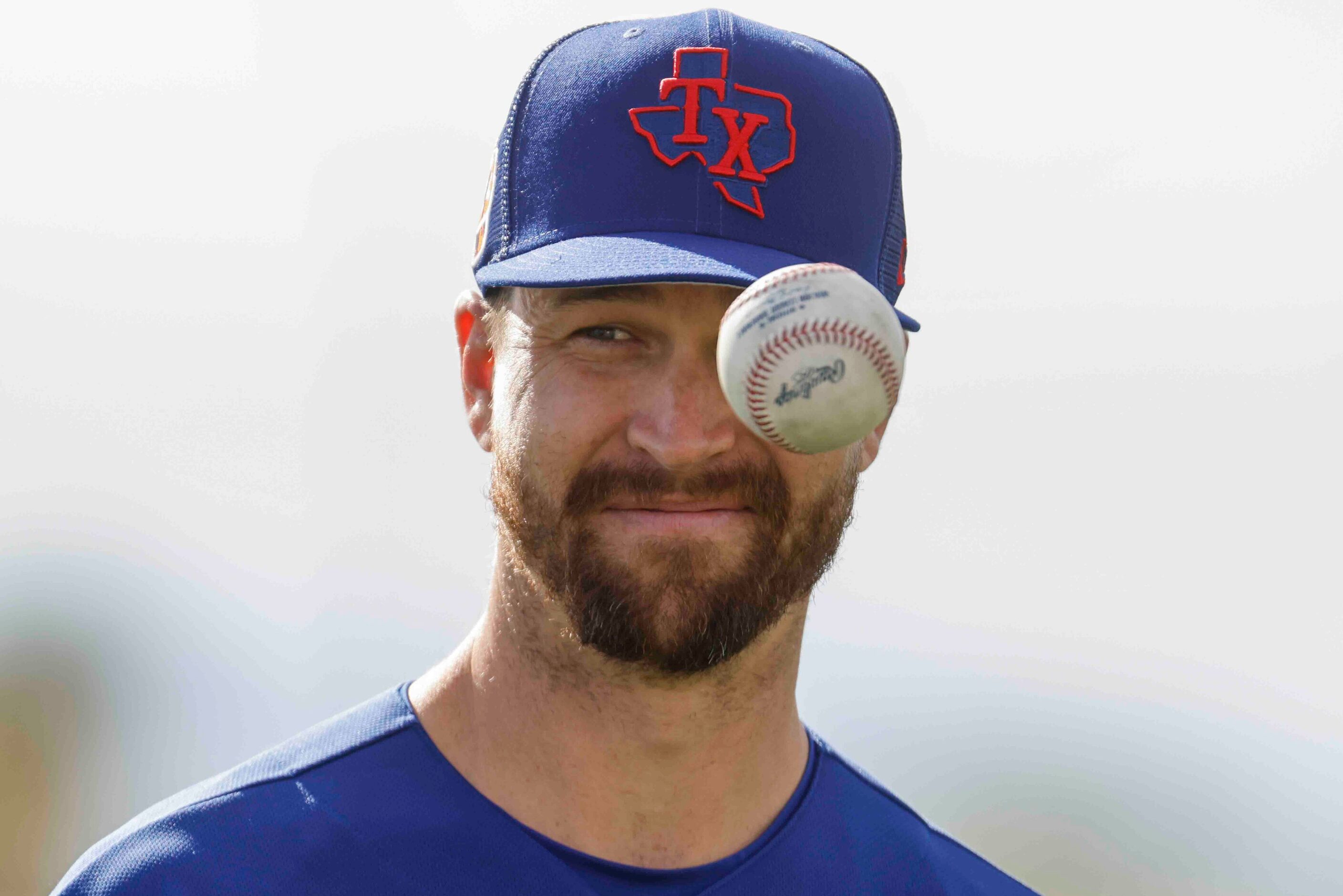 Texas Rangers pitcher Jacob deGrom waits to warm up during a spring training workout at the...