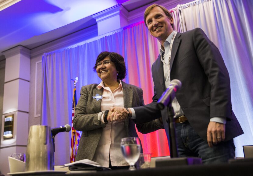 Lupe Valdez (izq.) y Andrew White, candidatos demócratas para la gobernación de Texas,...