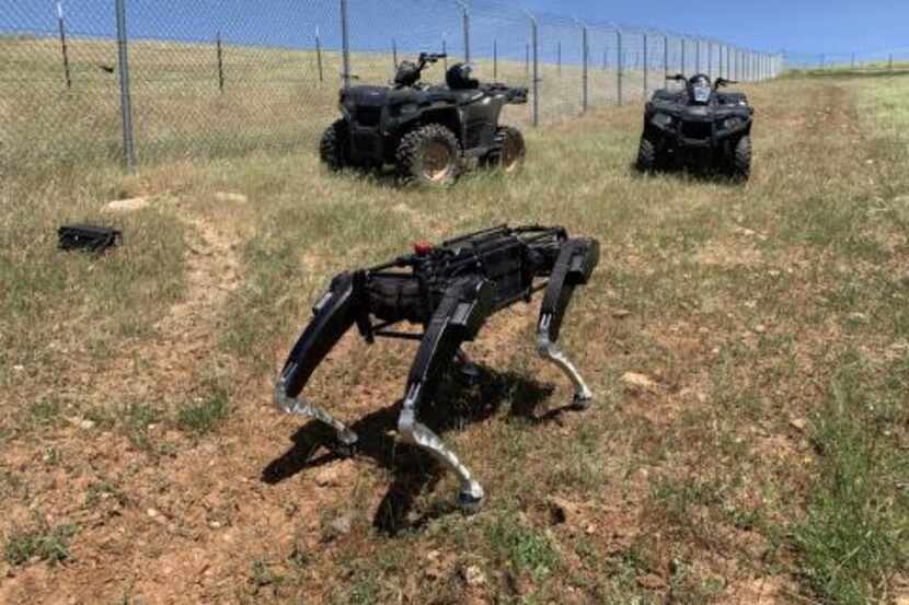 Un perro robot operando junto a vehículos todo terreno en el suroeste de Estados Unidos....