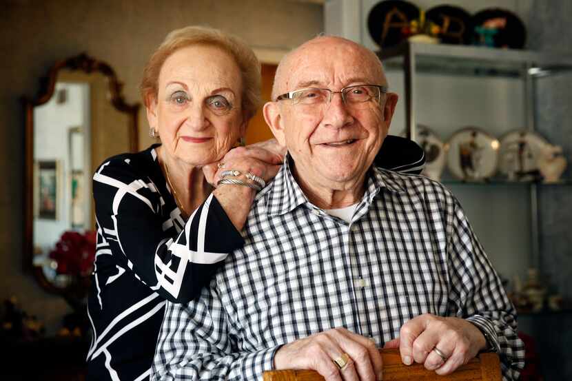 El sobreviviente del Holocausto Max Glauben y su esposa Frieda posan para una fotografía en...
