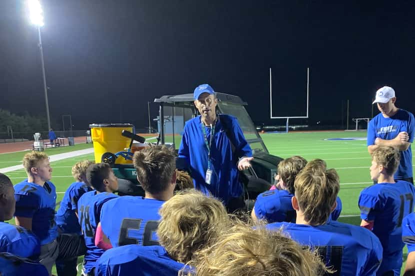 Clif White, center, speaks to the Midlothian football team. White, 37, died Saturday after a...