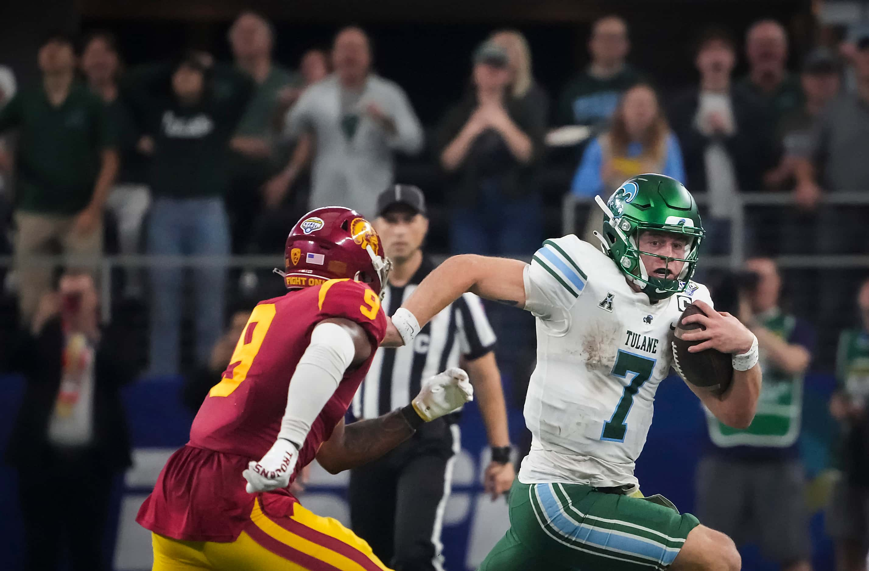 Tulane quarterback Michael Pratt (7) scrambles away from USC linebacker Raesjon Davis (9) to...