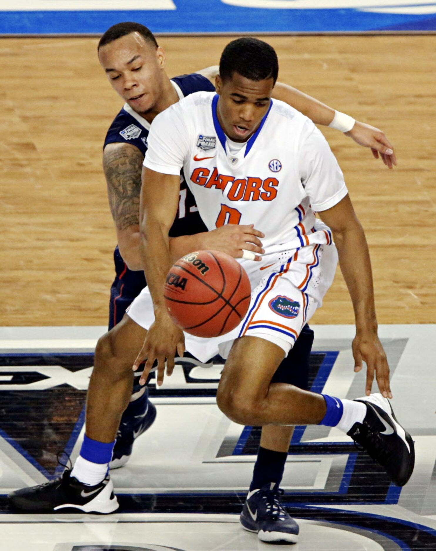 Connecticut Huskies guard Shabazz Napier (13) strips the ball from Florida Gators guard...